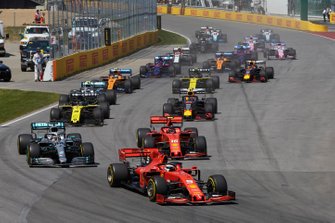 Sebastian Vettel, Ferrari SF90, voor Lewis Hamilton, Mercedes AMG F1 W10, Charles Leclerc, Ferrari SF90, Daniel Ricciardo, Renault R.S.19, Pierre Gasly, Red Bull Racing RB15, Valtteri Bottas, Mercedes AMG W10, Nico Hulkenberg, Renault R.S. 19, en de rest van het veld