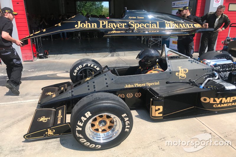 Posa della carrozzeria sulla Lotus 97T di Ayrton Senna
