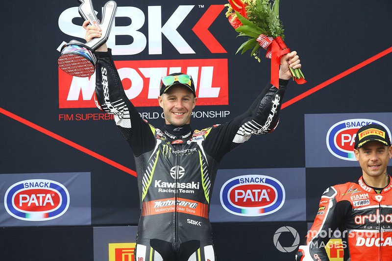 Podio: Jonathan Rea, ganador de la carrera 1, Kawasaki Racing Team
