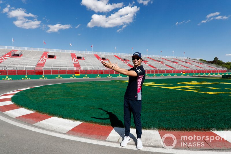 Lance Stroll, Racing Point, camina por la pista y pasa por la tribuna que lleva su nombre