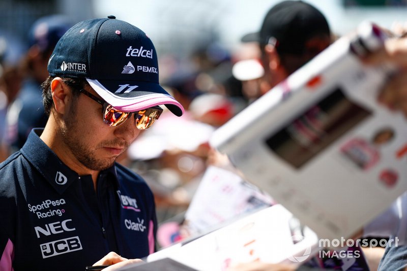 Sergio Perez, Racing Point, signe un autographe