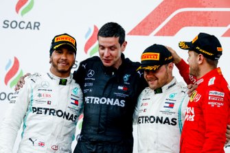 Lewis Hamilton, Mercedes AMG F1, Valtteri Bottas, Mercedes AMG F1, en Sebastian Vettel, Ferrari, op het podium met een afgevaardigde van Mercedes