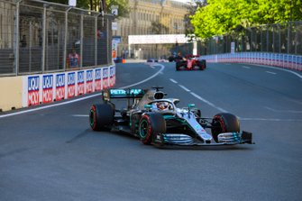 Lewis Hamilton, Mercedes AMG F1 W10, voor Sebastian Vettel, Ferrari SF90