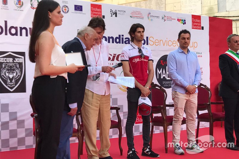 Antonio Giovinazzi, Alfa Romeo Racing, riceve il Trofeo Bandini