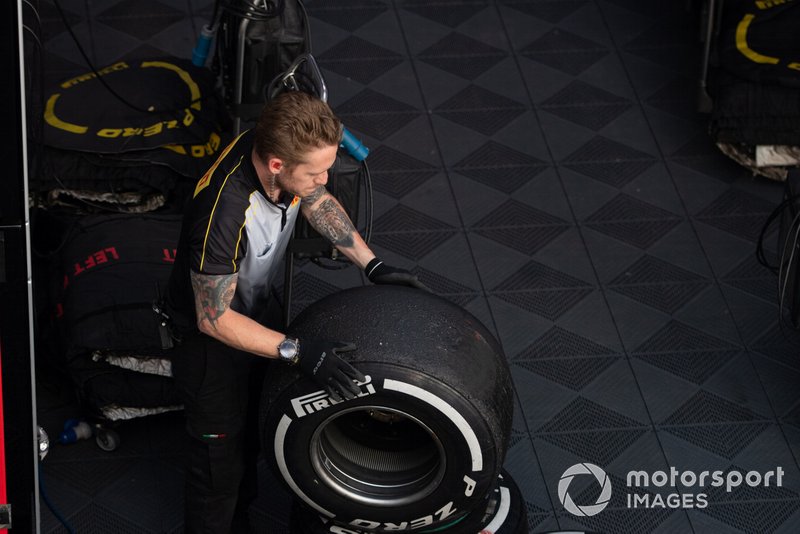 Técnicos pirelli trabajan en algunos neumáticos