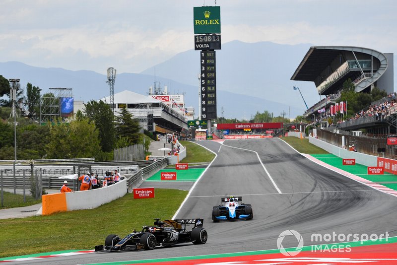 Romain Grosjean, Haas F1 Team VF-19, devant Robert Kubica, Williams FW42