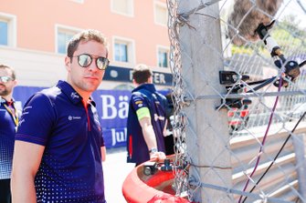 Robin Frijns, Envision Virgin Racing, on a track walk
