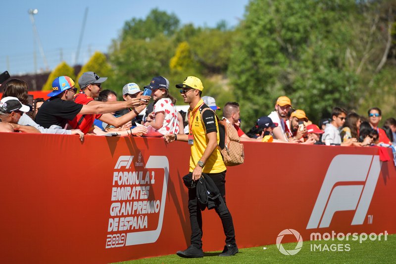 Daniel Ricciardo, Renault signs an autograph for a fan