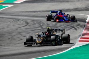 Kevin Magnussen, Haas F1 Team VF-19, leads Daniil Kvyat, Toro Rosso STR14