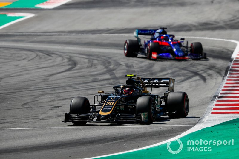 Kevin Magnussen, Haas F1 Team VF-19, leads Daniil Kvyat, Toro Rosso STR14
