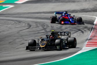 Kevin Magnussen, Haas F1 Team VF-19, devant Daniil Kvyat, Toro Rosso STR14