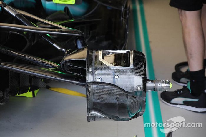 Mercedes front wheel assembly technical detail