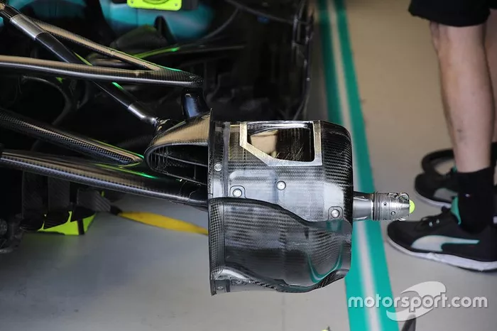 Mercedes front wheel assembly technical detail
