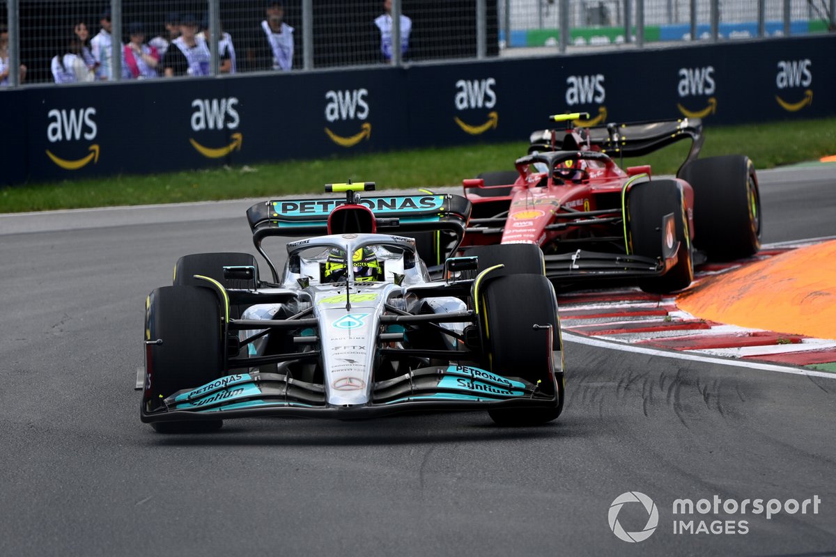 Lewis Hamilton, Mercedes W13, Carlos Sainz, Ferrari F1-75