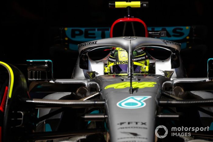 Lewis Hamilton, Mercedes W13, sale del garaje