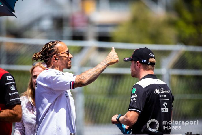 Lewis Hamilton, Mercedes W13, en el desfile de pilotos  