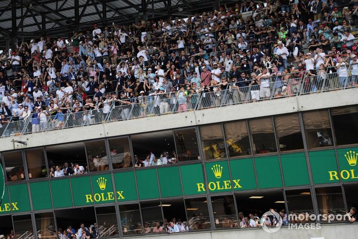 Aficionados en la tribuna