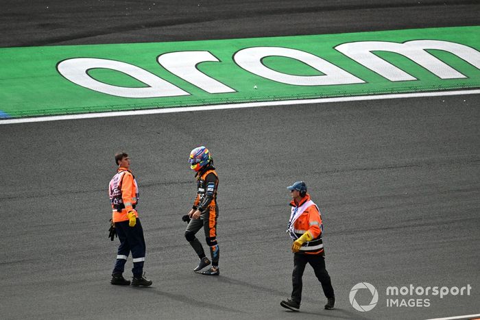 Oscar Piastri, McLaren, con los comisarios tras un accidente