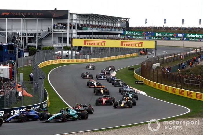Alex Albon, Williams FW45, lidera a Fernando Alonso, Aston Martin AMR23, Carlos Sainz, Ferrari SF-23, Sergio Pérez, Red Bull Racing RB19, Charles Leclerc, Ferrari SF-23, y el resto del pelotón en la salida.