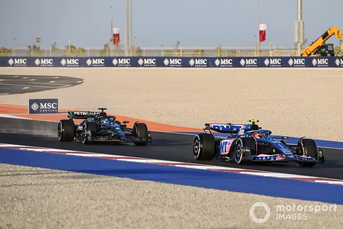 Pierre Gasly, Alpine A523, George Russell, Mercedes F1 W14