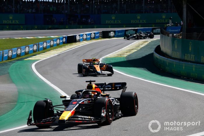 Max Verstappen, Red Bull Racing RB19, Lando Norris, McLaren MCL60, Lewis Hamilton, Mercedes F1 W14