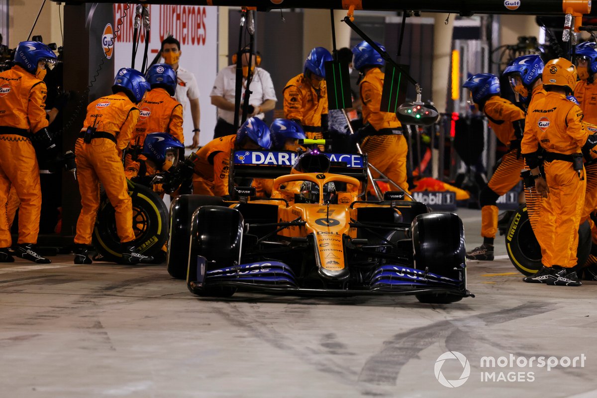 Lando Norris, McLaren MCL35, lascia i box dopo il pitstop