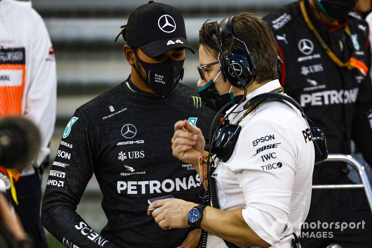 Lewis Hamilton, Mercedes-AMG F1, y Andrew Shovlin, Ingeniero Jefe de Carreras, Mercedes AMG, en la parrilla