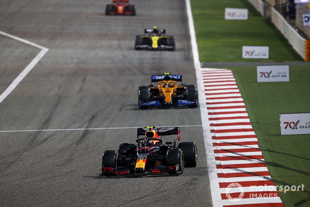 Alex Albon, Red Bull Racing RB16, Lando Norris, McLaren MCL35, e Esteban Ocon, Renault F1 Team R.S.20