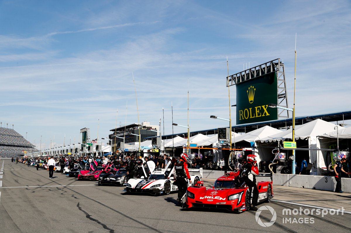 #31 Action Express Racing Cadillac DPi: Chase Elliott, Mike Conway, Felipe Nasr, Pipo Derani, #55: Mazda Motorsports Mazda DPi, DPi: Jonathan Bomarito, Harry Tincknell, Oliver Jarvis