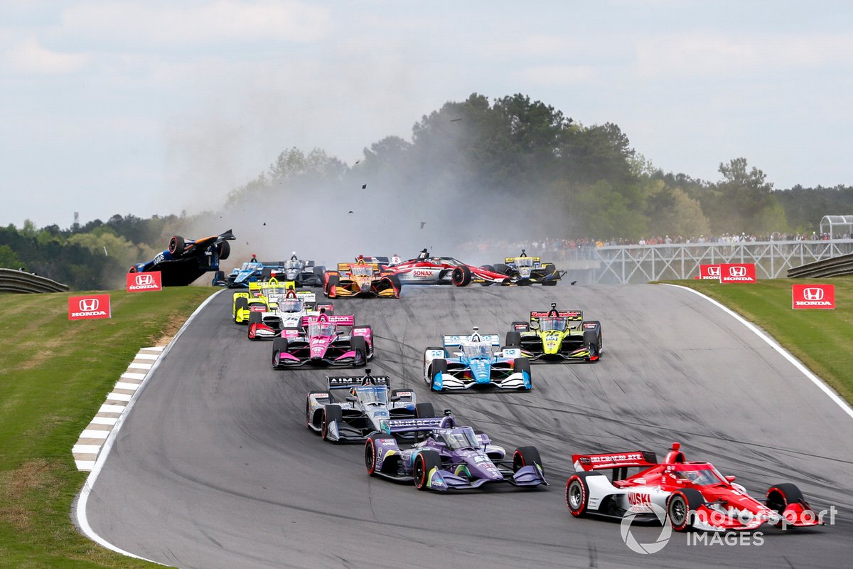 Choque de Felix Rosenqvist, Arrow McLaren SP Chevrolet, Marcus Ericsson, Chip Ganassi Racing Honda, Romain Grosjean, Dale Coyne Racing with Rick Ware Racing Honda