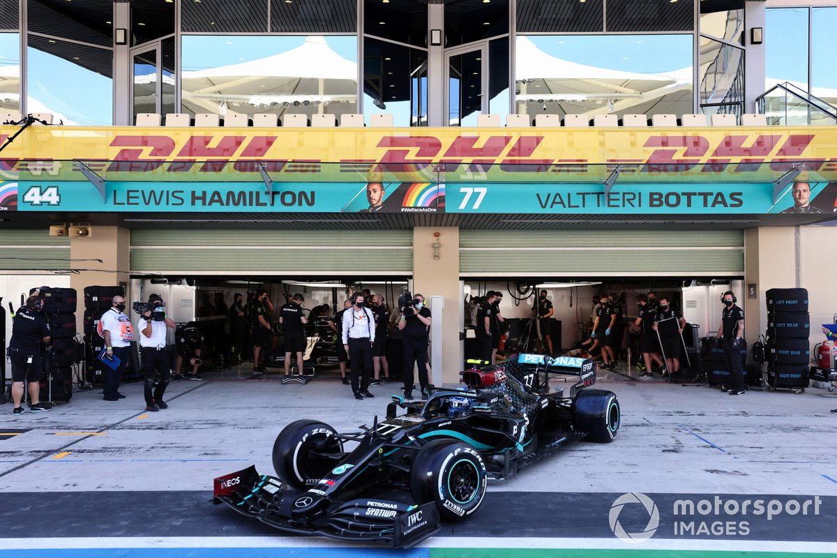 Valtteri Bottas, Mercedes F1 W11, esce dal garage