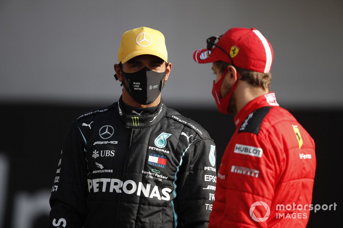 Lewis Hamilton, Mercedes-AMG F1, Sebastian Vettel, Ferrari, durante la foto de grupo de los pilotos al final de la temporada