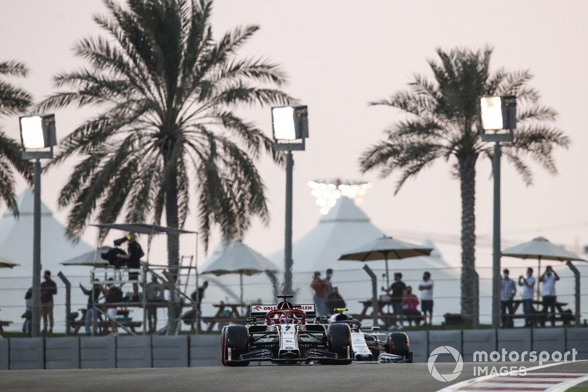Kimi Raikkonen, Alfa Romeo Racing C39, Pierre Gasly, AlphaTauri AT01