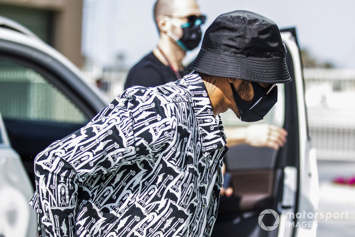 Lewis Hamilton, Mercedes-AMG F1, arriva nel paddock