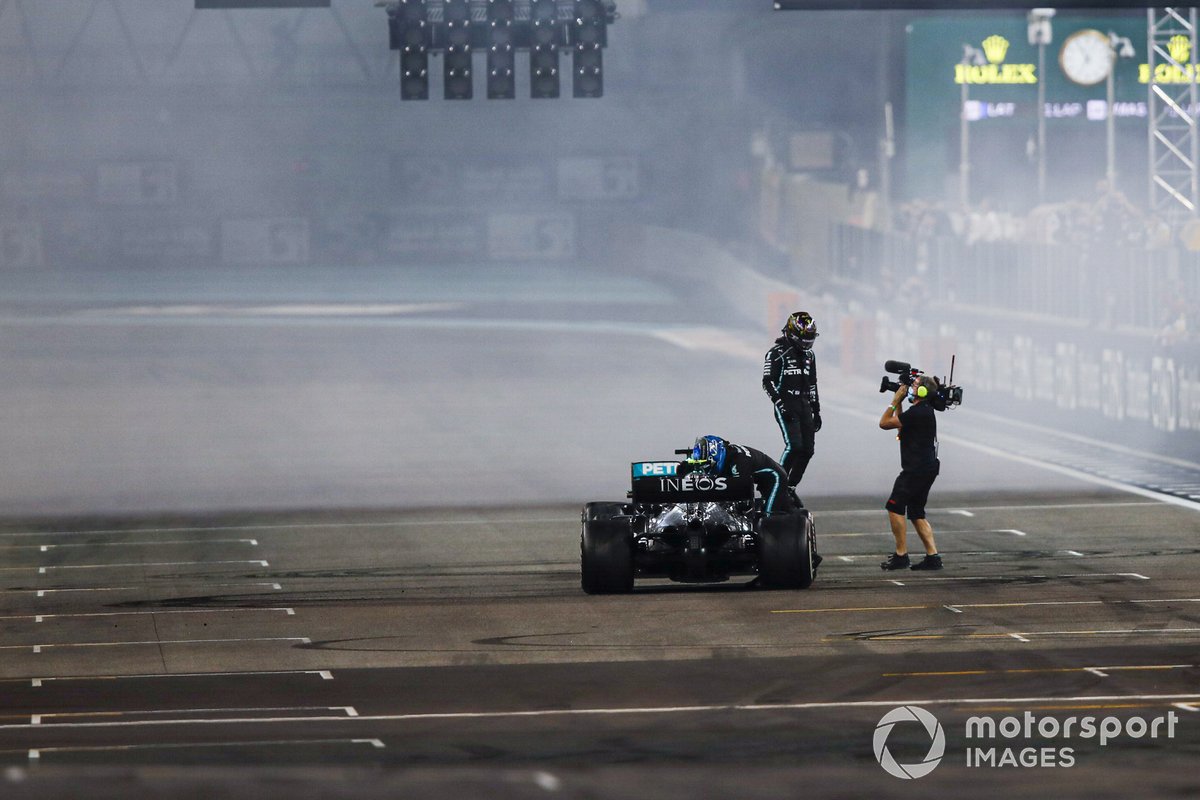 Lewis Hamilton, Mercedes-AMG F1, 3ª posición, en la parrilla después de los donuts de fin de carrera