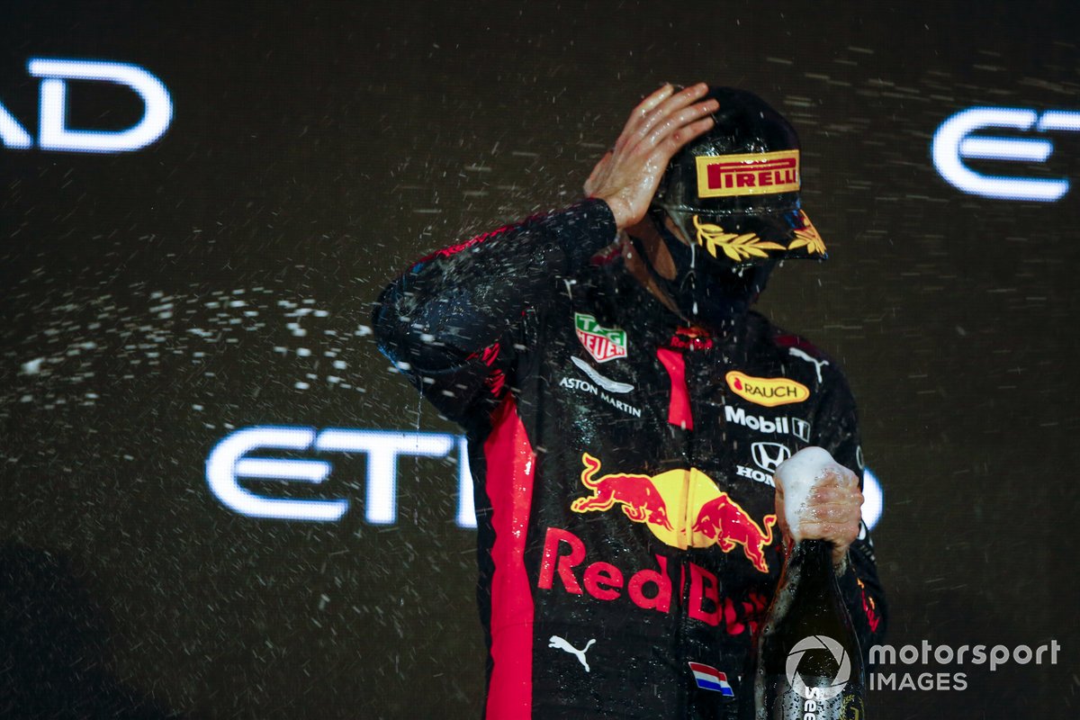 Max Verstappen, Red Bull Racing, primo classificato, festeggia sul podio con lo Champagne