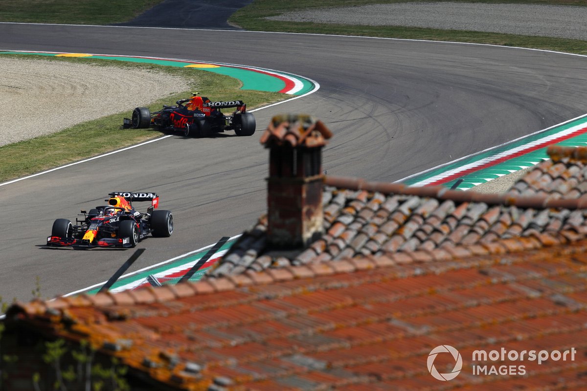 Max Verstappen, Red Bull Racing RB16B, y Sergio Pérez, Red Bull Racing RB16B, parado en pista