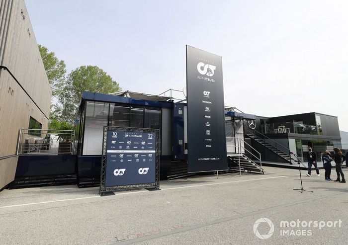 El motorhome de AlphaTauri en el paddock