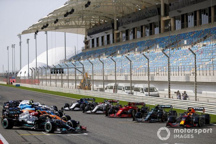 Todos los coches de la F1 2021, alineados en la recta