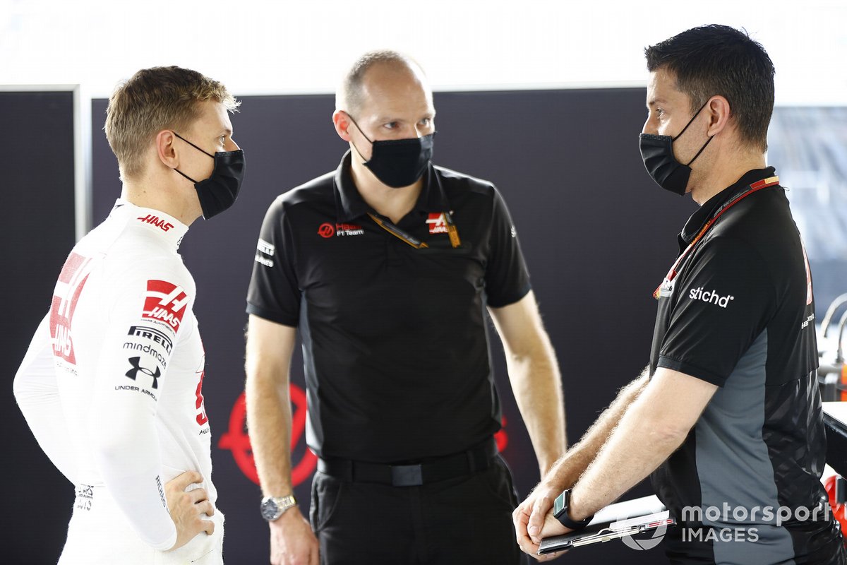 Mick Schumacher speaks with race engineer Gary Gannon