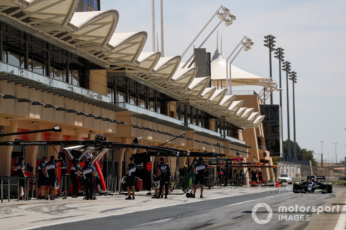 Pierre Gasly, AlphaTauri AT02, percorre la pitlane fino al suo garage