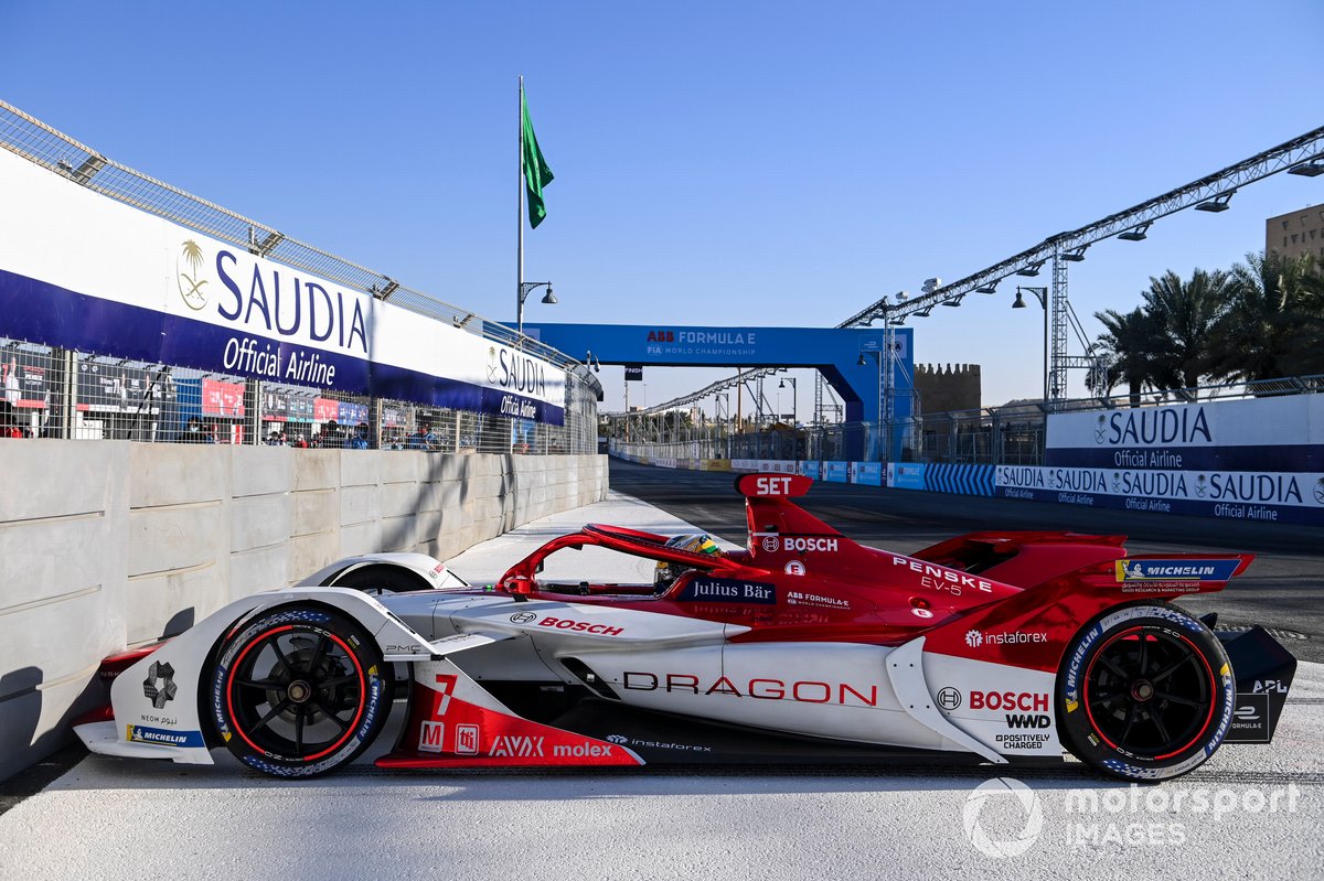 Sergio Sette Camara, Dragon Penske Autosport, Penske EV-4, tags the wall