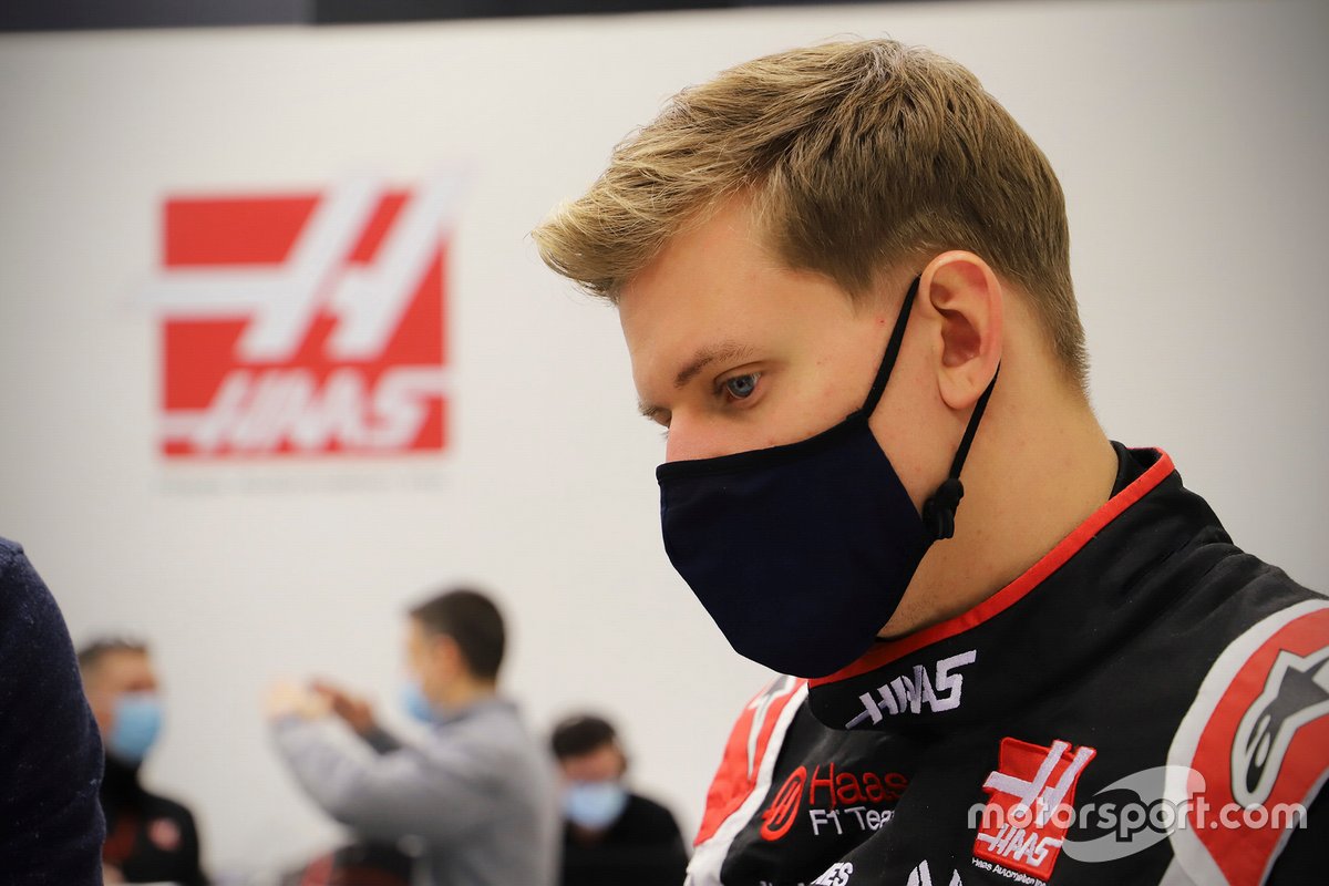 Sitzanpassung von Mick Schumacher bei Haas