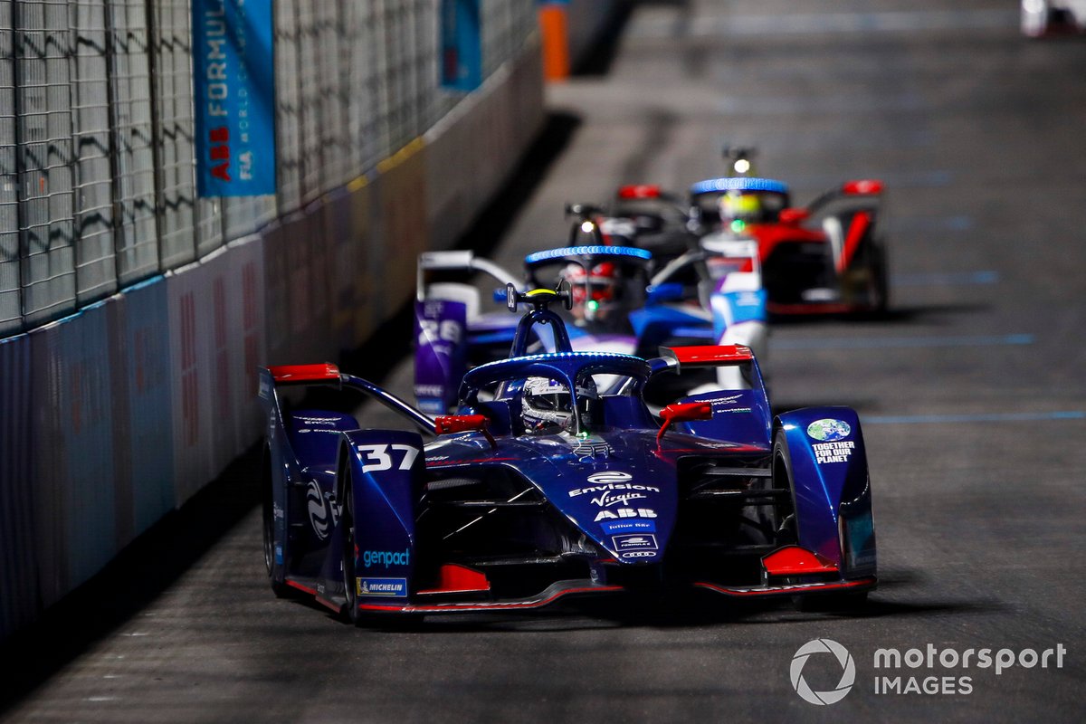 Nick Cassidy, Envision Virgin Racing, Audi e-tron FE07, por delante de Maximilian Guenther, BMW I Andretti Motorsports, BMW iFE.21