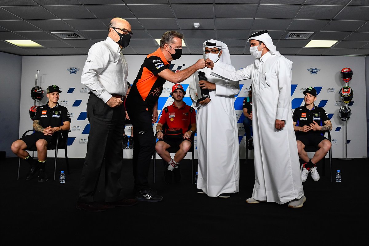 Abdulrahman Al-Mannai, QMMF & Losail Circuit Sports Club President, e Khalid Al Remaihi, Losail Circuit Sports Club Vice President & General Manager, ricevono il premio