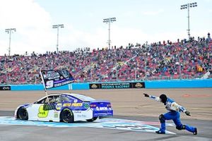 Chase Elliott, Hendrick Motorsports, Chevrolet Camaro and crew member celebrate the victory