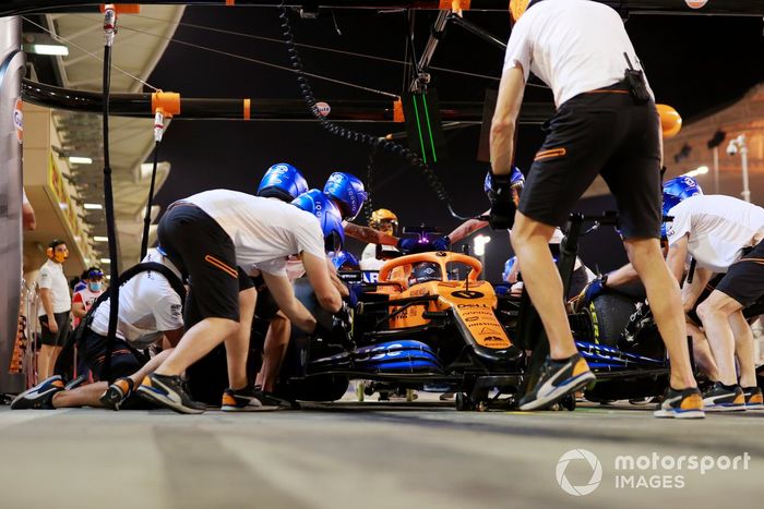 Carlos Sainz Jr., McLaren MCL35, makes a pit stop