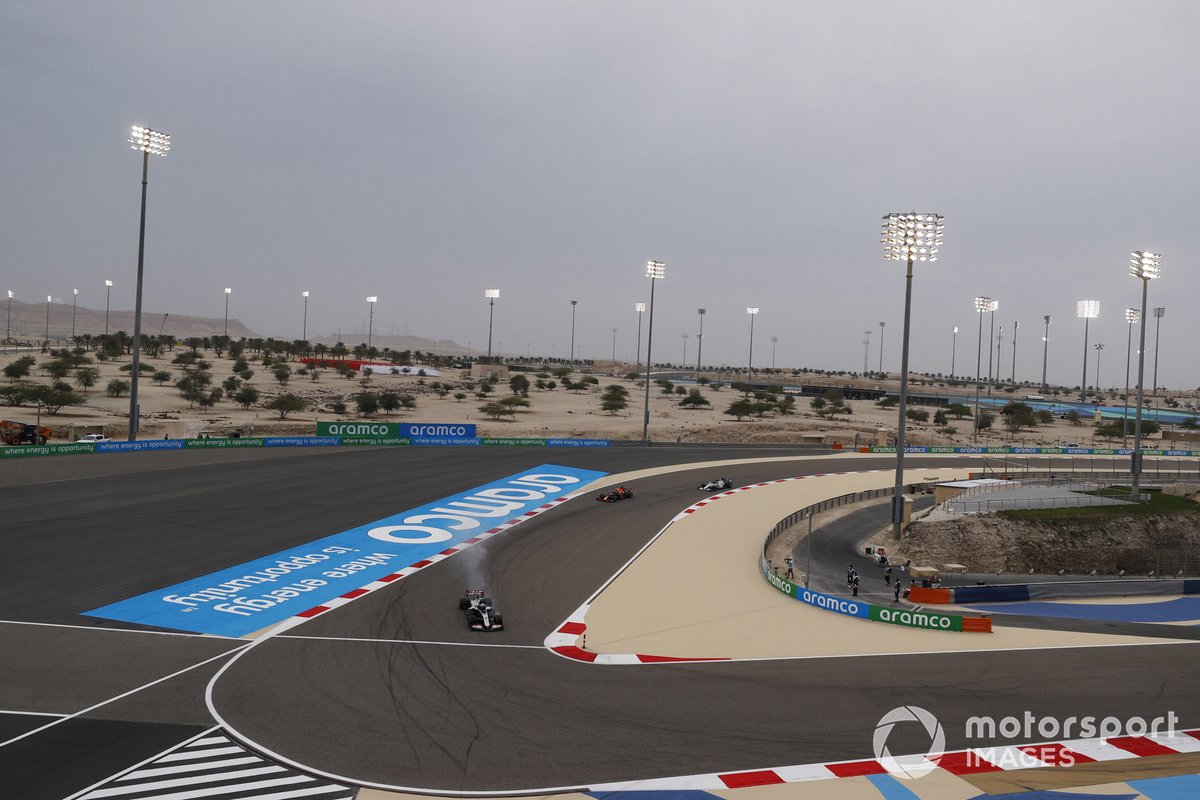 Kevin Magnussen, Haas VF-20, Alex Albon, Red Bull Racing RB16