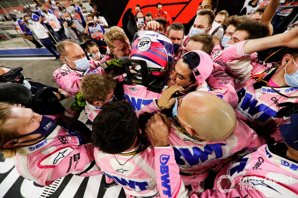 Sergio Perez, Racing Point, primo classificato, festeggia al Parc Ferme con il suo team