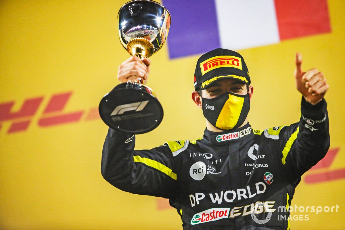 Esteban Ocon, Renault F1, 2ª posición, con su trofeo
